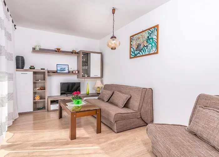 3 Bedroom In Krk Apartman